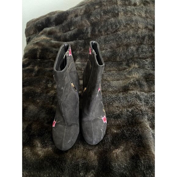 Nanette Lepore Boots Sz  8.5  Suede Embroidered Flowers Butterfly Festival Y2K - Picture 3 of 8